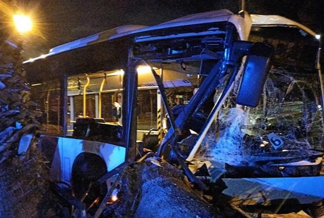 Βουλιαγμένη: Αστικό λεωφορείο καρφώθηκε σε φοίνικα στην παραλιακή