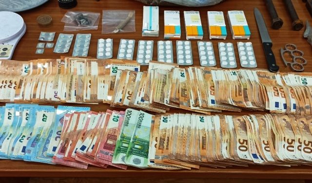 Δύο συλλήψεις για εμπόριο ναρκωτικών στη Νότια Αττική μετά από έφοδο των ΕΚΑΜ