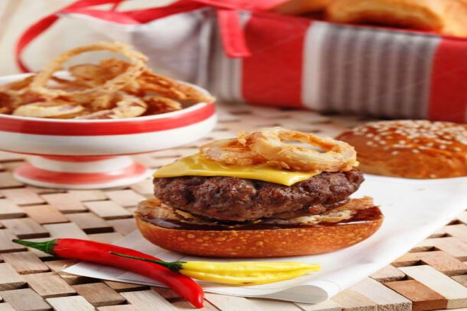 Η συνταγή της ημέρας: ''Chilli burger με τηγανητά δαχτυλίδια κρεμμυδιού''