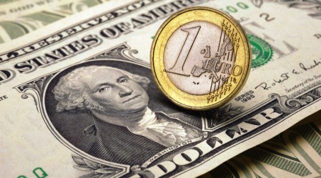 Ένα προς ένα η ισοτιμία ευρώ και δολαρίου - Ρεκόρ 20ετίας