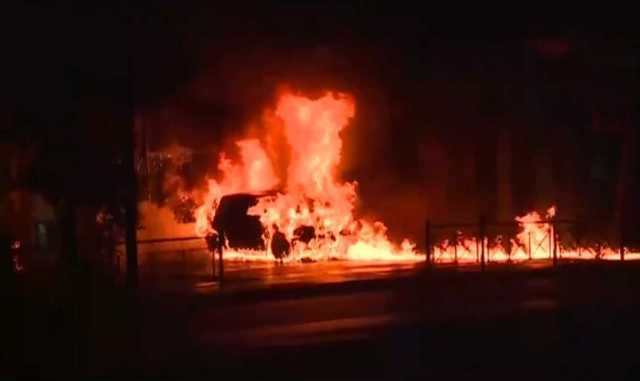 Στις φλόγες αυτοκίνητο στο Κουκάκι - Απεγκλωβίστηκαν 4 άτομα από διπλανό κτίριο (video)