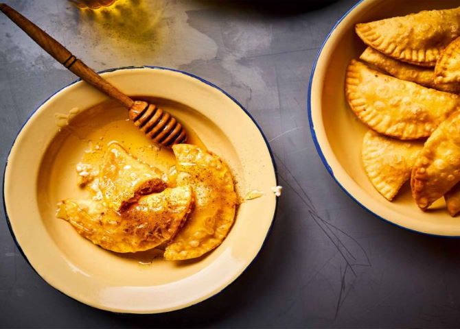 Η συνταγή της ημέρας: ''Καλασούνια, τα μπουρεκάκια με τυρί της Ίου''