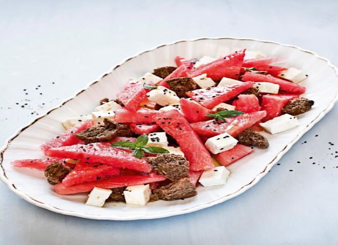 Η συνταγή της ημέρας: ''Καρπούζι με φέτα, χαρουποπαξίμαδα και μαυροκούκι''