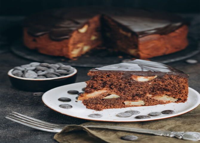 Η συνταγή της ημέρας: ''Κέικ με κακάο, μήλα και κομμάτια σοκολάτας''