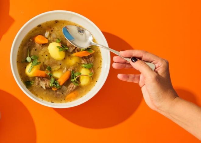 H συνταγή της ημέρας:''Κρεατόσουπα στη χύτρα με λαχανικά και θυμάρι''