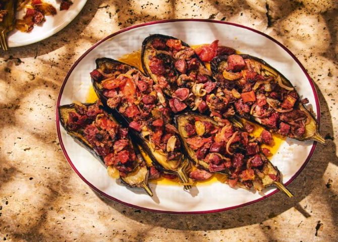 Η συνταγή της ημέρας: ''Μελιτζάνες μεσογειακές με λουκάνικα και γιαούρτι''