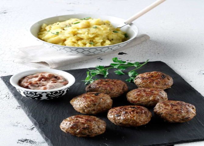 H συνταγή της ημέρας: ''Μπιφτέκια με 3 λογιών κιμά και μελωμένο κρεμμύδι με πουρέ από πατάτες φούρνου''