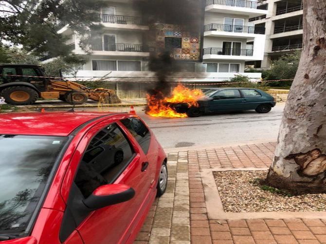 Γλυφάδα: Αυτοκίνητο άρπαξε φωτιά εν κινήσει- Η σωτήρια επέμβαση αστυνομικού 