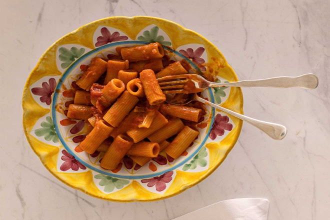 Η συνταγή της ημέρας: ''Ζυμαρικά με ντομάτα, κρέμα και καπνιστή πανσέτα (pasta al fumé)''