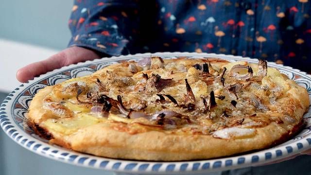 Η συνταγή της ημέρας: ''Πίτσα bianca με πατάτες, κρεμμύδια και γκοργκοντζόλα''