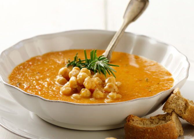 Η συνταγή της ημέρας: ''Σούπα με ψητά λαχανικά και ρεβίθια''