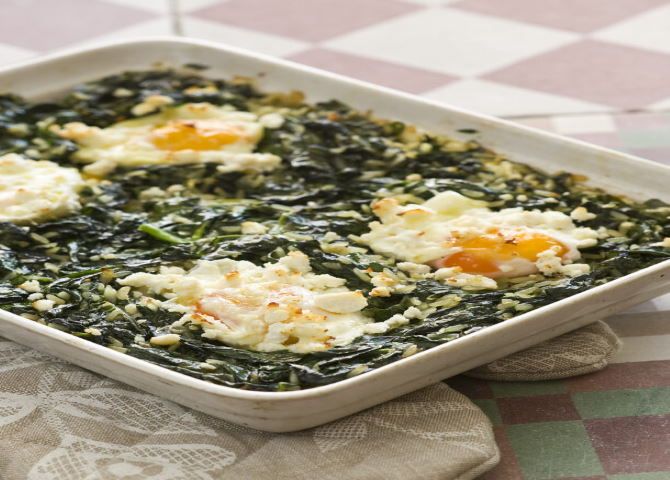 Η συνταγή της ημέρας: '' Σπανακόρυζο στον φούρνο με αυγά και ανθότυρο''