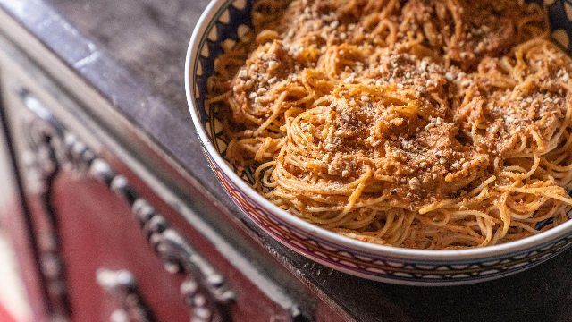 Η συνταγή της ημέρας: ''Νηστίσιμη μακαρονάδα με σάλτσα από ταχίνι και τριμμένους ξηρούς καρπούς''