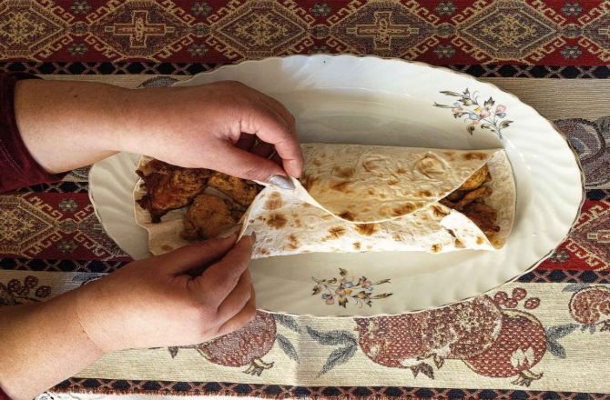 Η συνταγή της ημέρας:'' Μπουκίτσες κοτόπουλου τηγανητές σε πίτα (αρμένικο ταντούνι)''