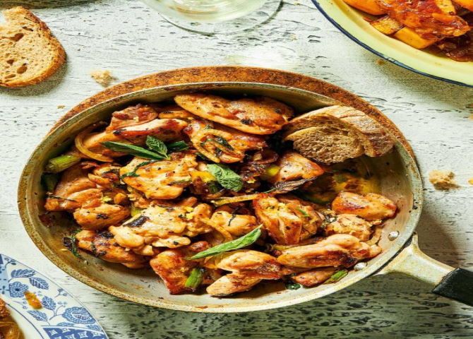 Η συνταγή της ημέρας: ''Κοτόπουλο τηγανιά με φρέσκα κρεμμυδάκια και δυόσμο''