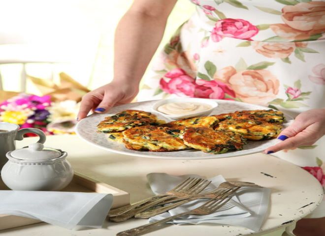 Η συνταγή της ημέρας: ''Τηγανίτες με σπανάκι, φέτα και σάλτσα γιαουρτιού''