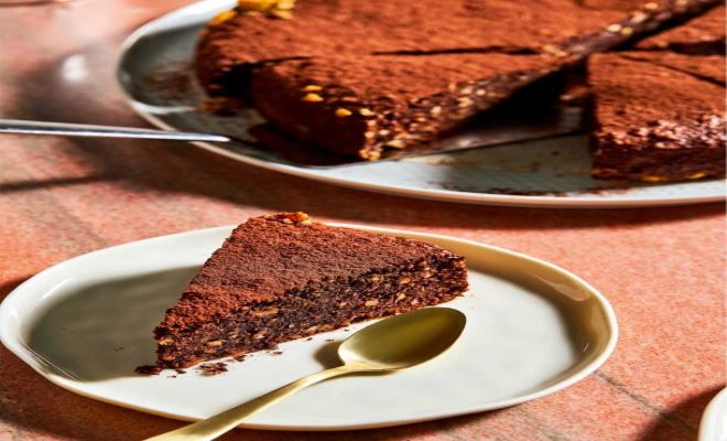 Η συνταγή της ημέρας, Κυριακή 5 Ιανουαρίου 2025: ''Ιταλικό κέικ σοκολάτας από μπαγιάτικο ψωμί, με σοκολάτα και φουντούκια''