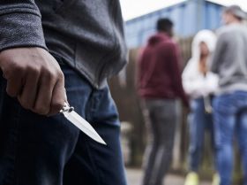 Εξιχνιάστηκαν δύο ληστείες σε βάρος ανηλίκων στη Γλυφάδα - Επτά συλλήψεις, οι έξι ανήλικοι