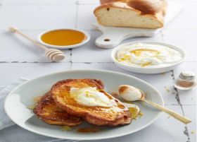 Η συνταγή της ημέρας: ''Αυγοφέτες με τσουρέκι, μέλι και αρωματισμένο γιαούρτι''