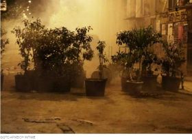 Επεισόδια κοντά στα ΜΑΤ Καισαριανής - Φωτιές και ''βροχή'' από μολότοφ