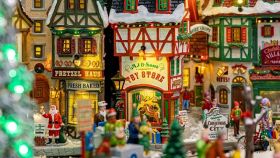 Εορταστικό ωράριο 2025: Πότε ξεκινάει και ποια Κυριακή είναι ανοιχτά τα καταστήματα