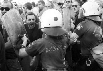 Και σου χρωστάνε και σε δέρνουν...