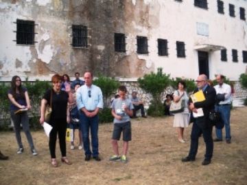 Η ΠΕΡΙΦΕΡΕΙΑ ΑΤΤΙΚΗΣ ΤΙΜΗΣΕ ΤΟΥΣ 200 ΚΟΜΜΟΥΝΙΣΤΕΣ ΠΟΥ ΕΚΤΕΛΕΣΤΗΚΑΝ ΤΗΝ ΠΡΩΤΟΜΑΓΙΑ ΤΟΥ 1944 ΣΤΟ ΣΚΟΠΕΥΤΗΡΙΟ ΤΗΣ ΚΑΙΣΑΡΙΑΝΗΣ