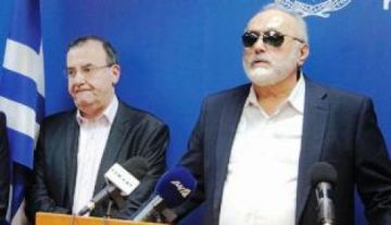 Θα απαγορεύσετε και τις συναθροίσεις άνω των τριών ατόμων;