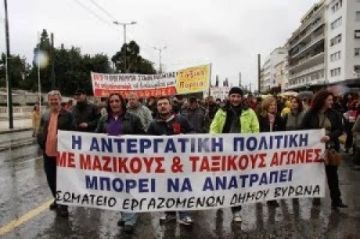 Μάλλον το ξέχασαν στο Δήμο γιατί έχουν δέντρο να φωταγωγήσουν;;;