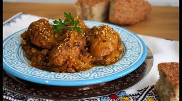 Η συνταγή της ημέρας: ''Αμελέτητα καπαμάς, με καραμελωμένα κρεμμύδια, σταφίδες και σουσάμι αλά… Masterchef''