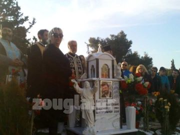 Τρισάγιο στη μοιραία στροφή της Βουλιαγμένης όπου έχασε τη ζωή του ο Παντελής Παντελίδης