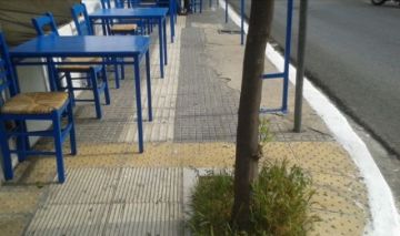 ΕΣΑμεΑ: ''Προσοχή με τα τραπεζοκαθίσματα - υπάρχουν και χρήστες αναπηρικών αμαξιδίων...''