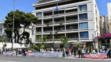 Εργαζόμενες στην καθαριότητα των δημόσιων σχολείων - «Μόνιμη δουλειά σε όλα τα σχολεία, με χειροκροτήματα δε βγαίνει η πανδημία».