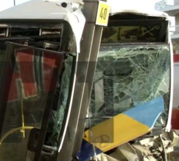 Τροχαίο με τραυματίες στην παραλιακή: Λεωφορείο γεμάτο επιβάτες ''καρφώθηκε'' σε κολώνα