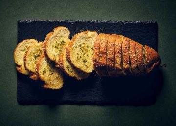 H συνταγή της ημέρας: ''Εύκολο σκορδόψωμο με μπαγιάτικο ψωμί''