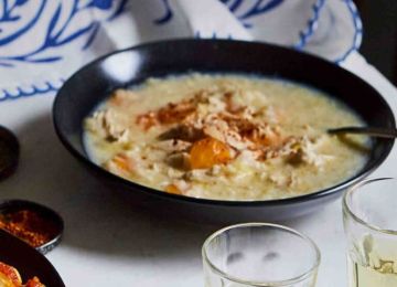 Η συνταγή της ημέρας: ''Κοτόσουπα αυγολέμονο με τραχανά και φέτα''